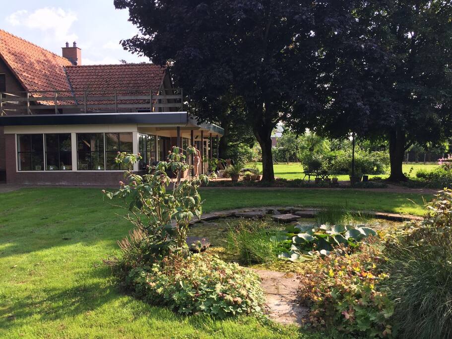 De zijkant van de villa