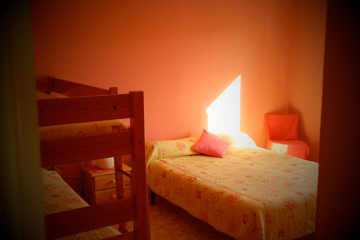 dormitorio 1 ...2 literas + 1 cama doble...cuarto para 4 personas
dormitorio para 4 personas