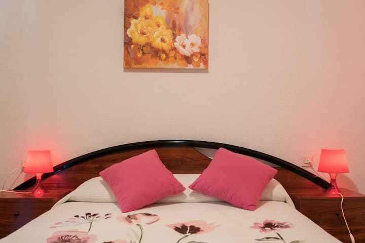 Habitación 1. Cama matrimonio.
13m2.
Exterior, vistas al puerto.