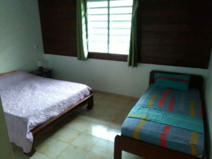 Spálňa s manželskou posteľou a jednolôžkom