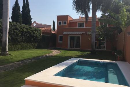 (1-4 personas) cuarto/baño privado CAMAS COMODAS!