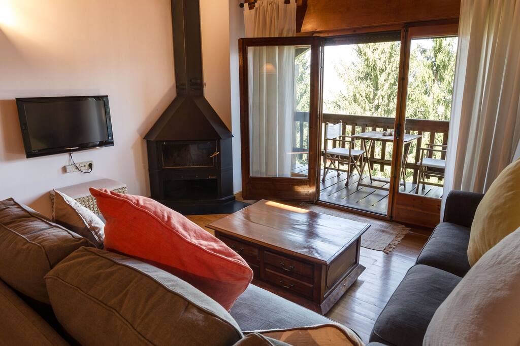 Sala de estar con chimenea