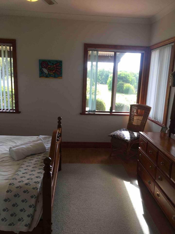 חדר שינה זוגי למטה. 