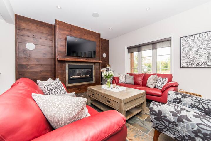Luxury Custom Built 3 Bedroom Home On 1.5 Acres