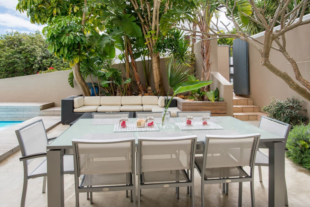 Outdoor dining for Al Fresco meals