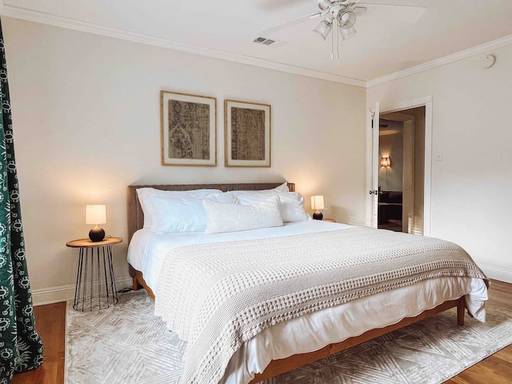 Prima camera da letto sulla destra! Letto king-size con materasso in memory foam, biancheria da spa di alta qualità e tende oscuranti!