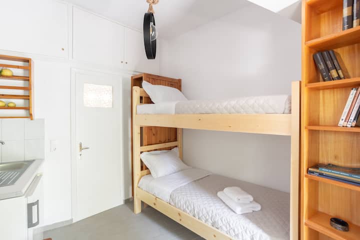 Განცალკევებული სტუდია: ხის ორსართულიანი საწოლი + ცალკე სააბაზანო