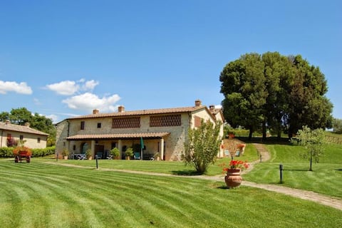 Beautiful farmhouse with pool&jacuzzi by Vacavilla
