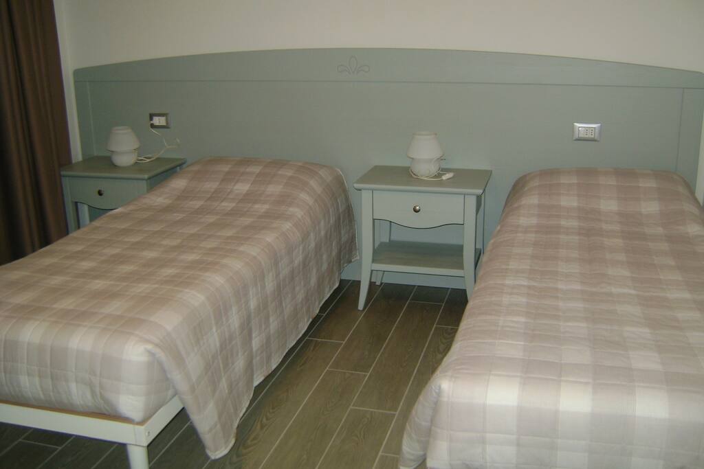 Camera doppia, con un letto matrimoniale o con due letti singoli.