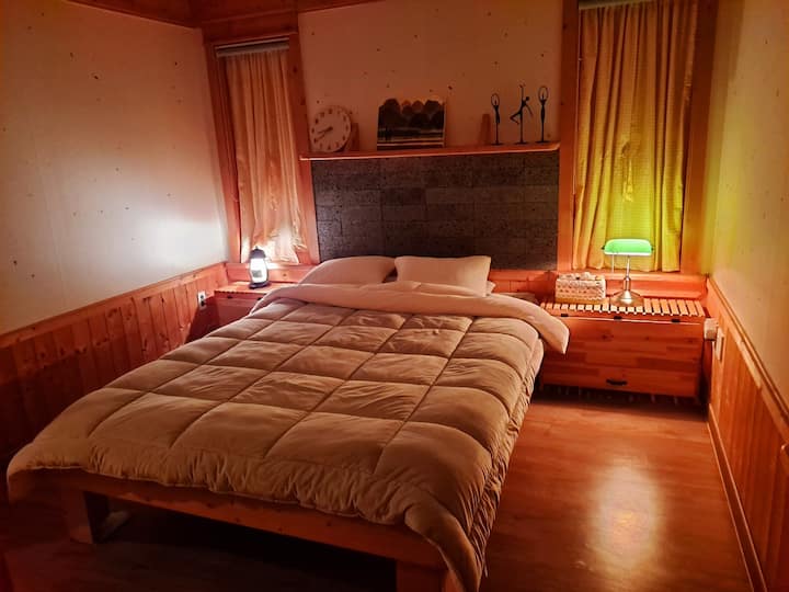 Ovo je spavaća soba♡ na prvom katu. Postoji
bračni krevet (160x200), tako da nema neugodnosti za dvije osobe da spavaju.
