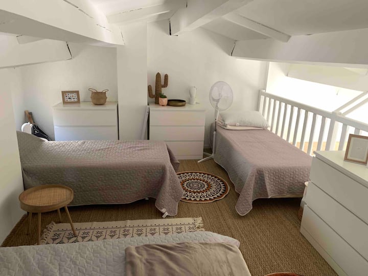 Chumba katika mezzanine. 
Vitanda 3: vitanda 2 kwa mtu 1 na kitanda 1 140x200
Tafadhali kumbuka kwamba mashuka ( mashuka , vifuniko) hayajatolewa.