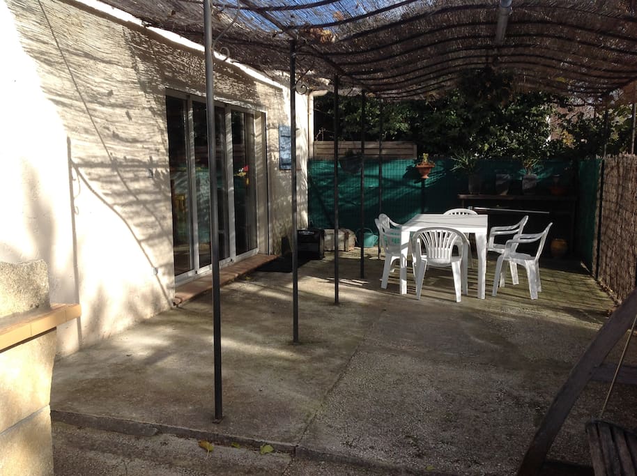 table de jardin barbecue.
