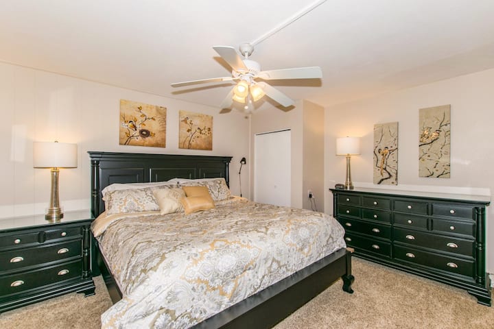 Chumba cha 2 cha kulala chenye kitanda na televisheni yenye kebo 