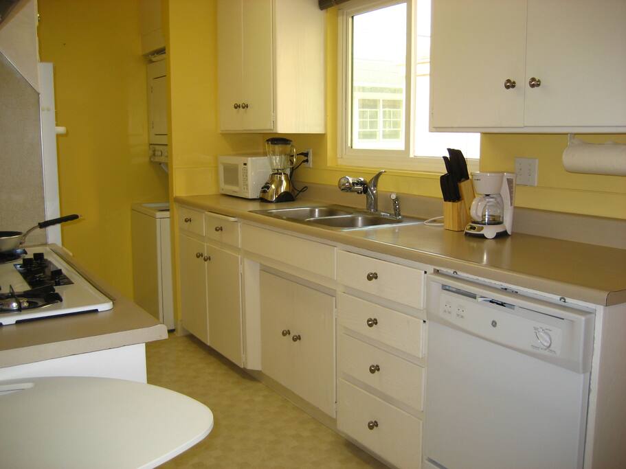 full size kitchen with dishwasher, laundry washer & dryer