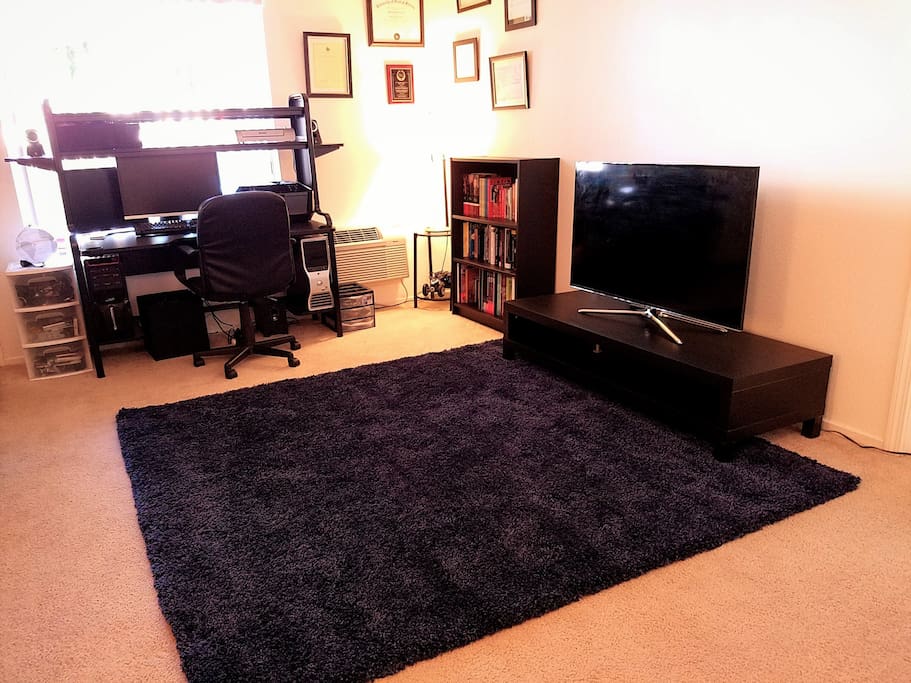 TV, work desk and happy-feet-thick rug. If you like Tintin, we have the whole collection!