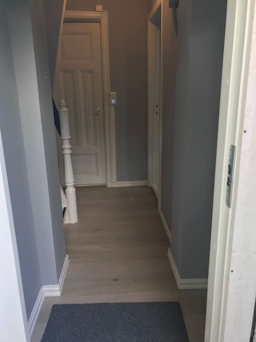 Egen inngang med garderobe til å henge fra seg og sette sko til høyre på bildet.