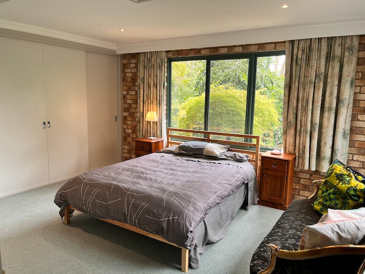 Druga spavaća soba (dijeli kupaonicu s glavnom spavaćom sobom). Bračni krevet (160x200). 