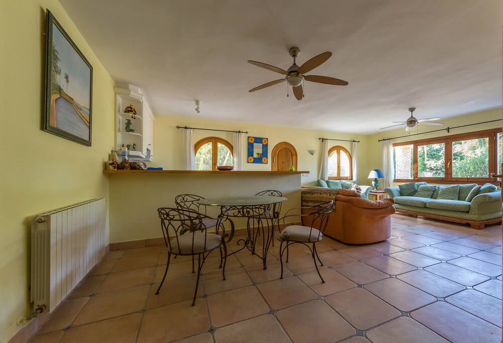 Dinning Room & Breakfast Bar
