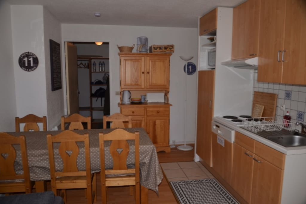 Salle à manger avec cuisine ouverte