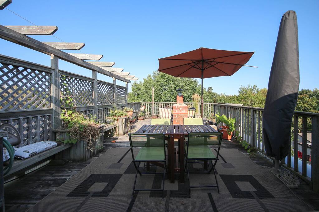 Lots of seating for 10+ people, barbecue, clothes line, umbrellas.