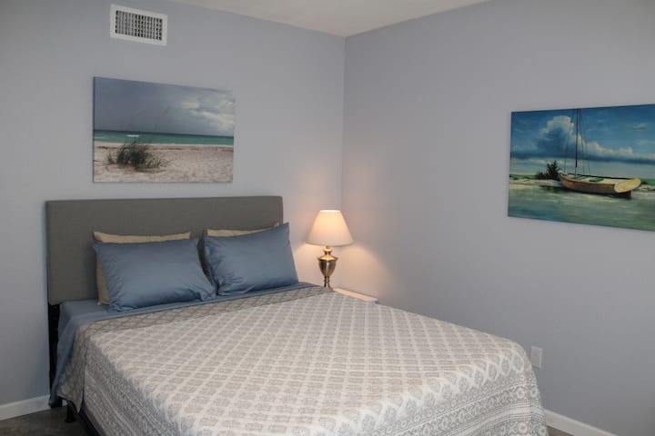 سرير بمقاس كبير بغرفة نوم ثانية 