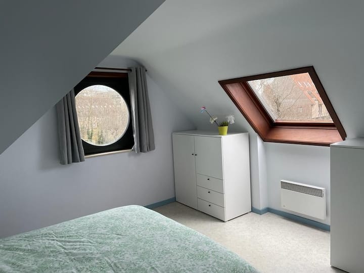 楼上的大卧室， 2/3。

床1.8x2m。然后是冬夏2.2x2米。
2个枕头。床垫保护套。 