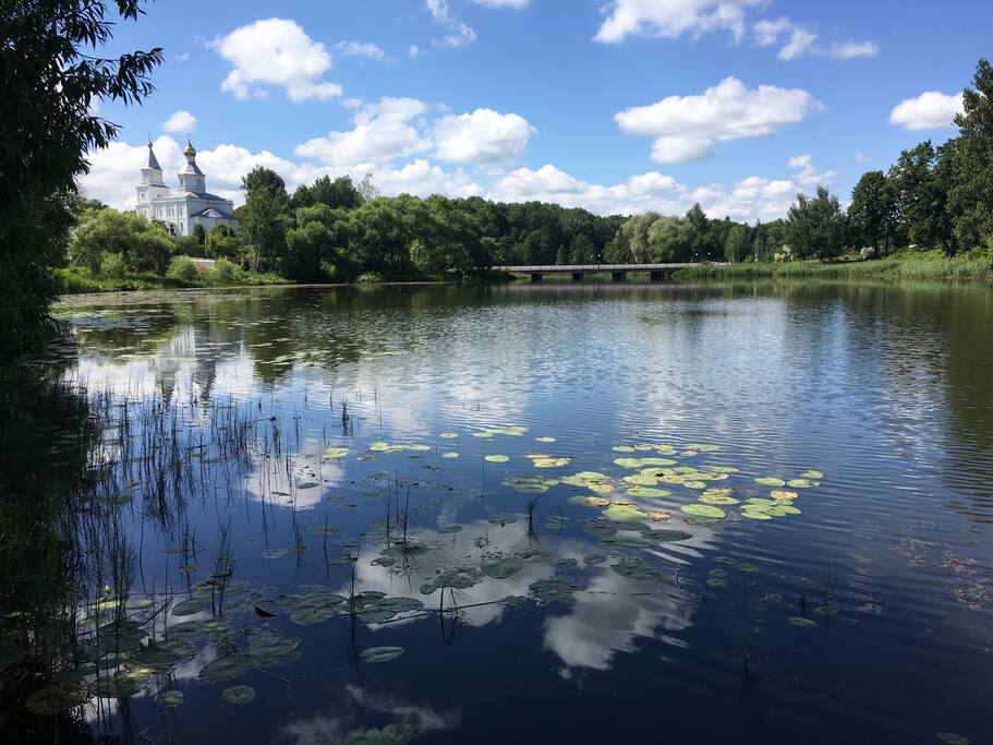Дом расположен между костелом и церковью / View to both catholic and orthodox temples