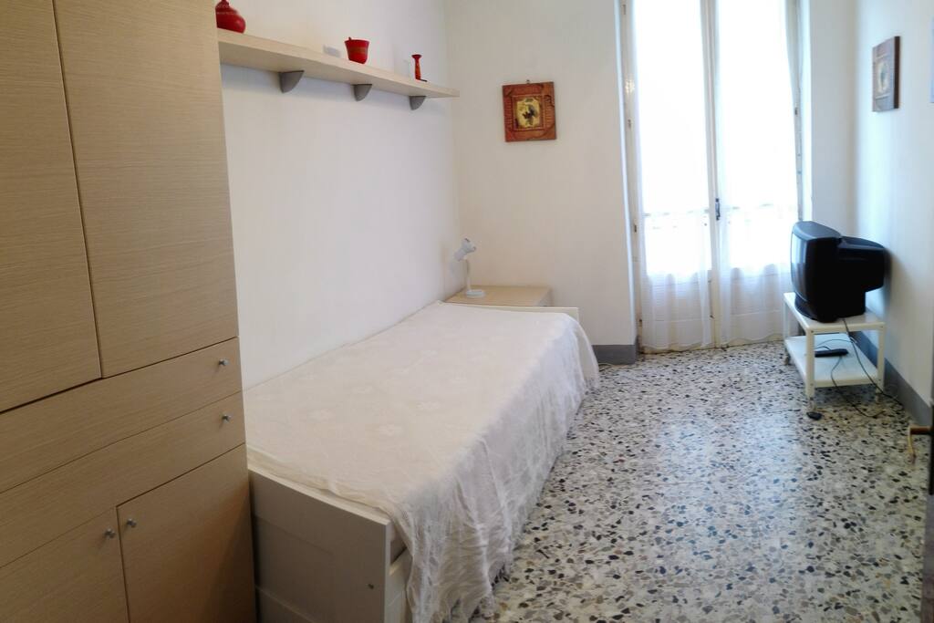 Camera da letto con letto 4 usi (singolo, matrimoniale, divano, cassettone) e TV