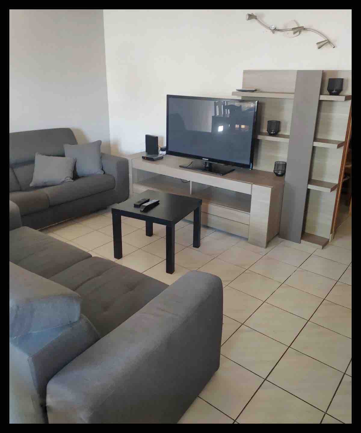 Dos sofás de 3 plazas, uno de ellos convertible