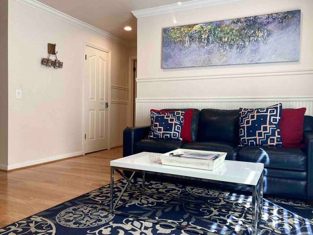 Entire house for families：Steps to the beach! gallery image 5