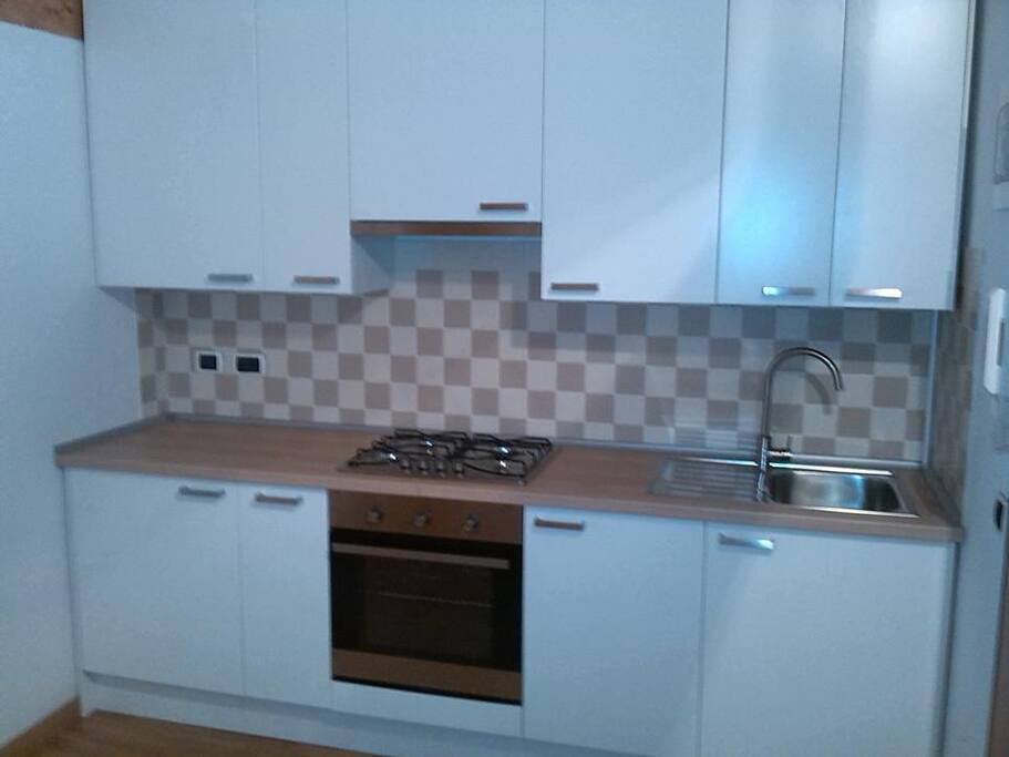 Kitchen angle, right on the entrance