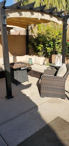 Beautiful Las Vegas home With pool and Hot tub gallery image 5