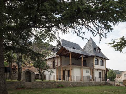 Casa Esera, Ithaca, 14 plz, with garden and pool