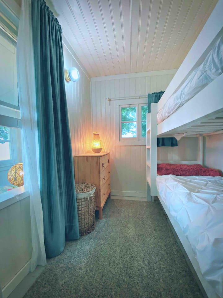 这是第二间坚固的卧室。实木上下铺和可爱的木制家具。 