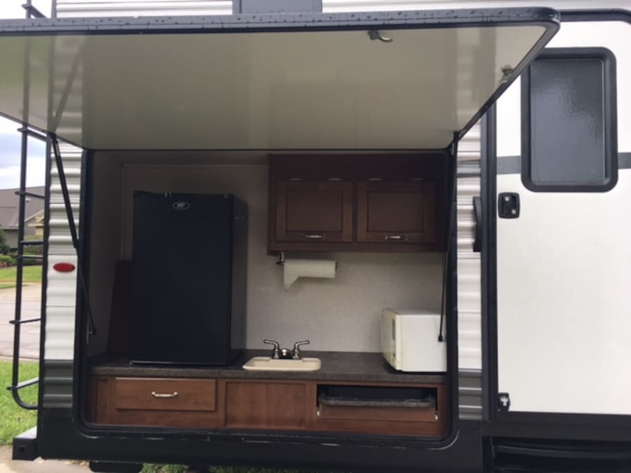 Outdoor kitchen