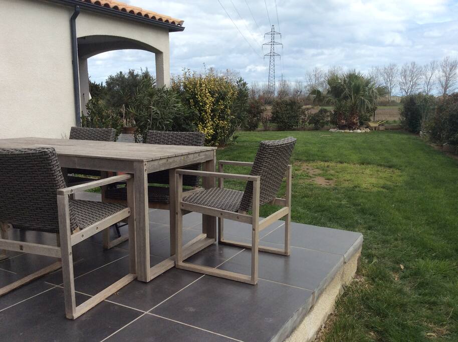 Salon de jardin et barbecue