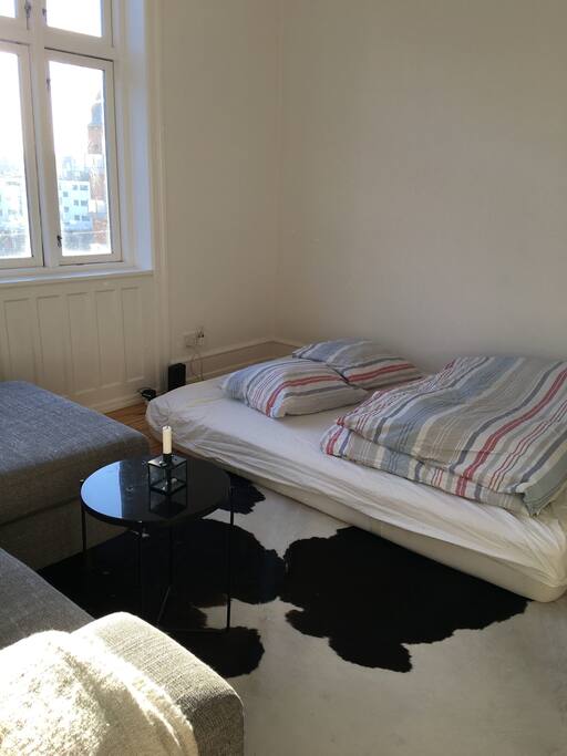 The bed is 140m x 200m and with two separate comforters.
