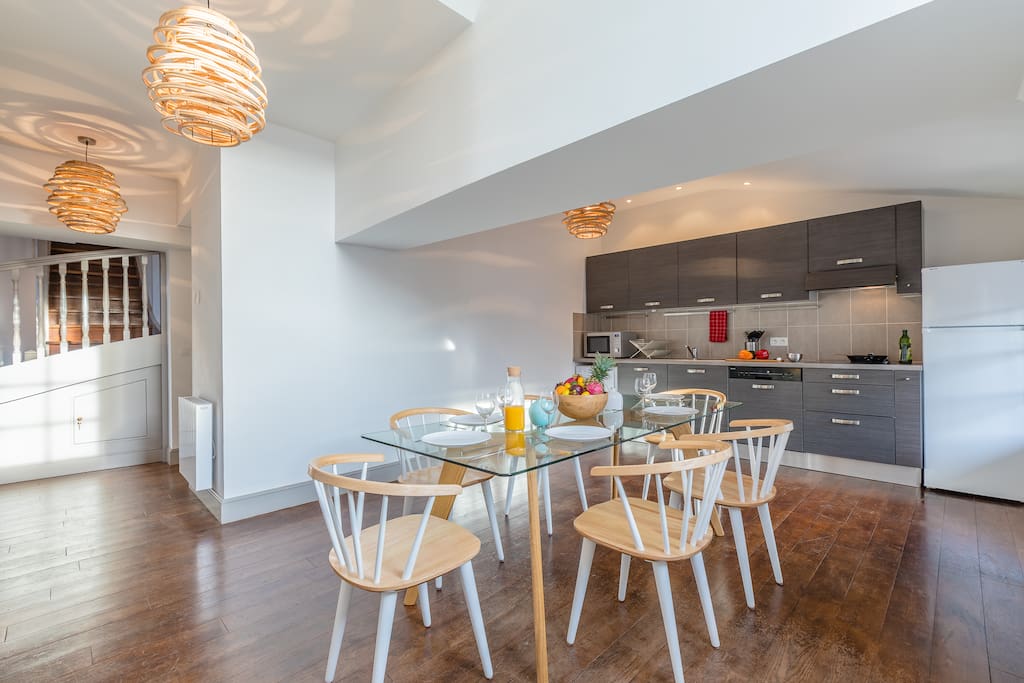 Bel espace repas très lumineux