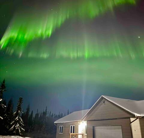 3BR/2BA home, aurora viewing + heated garage