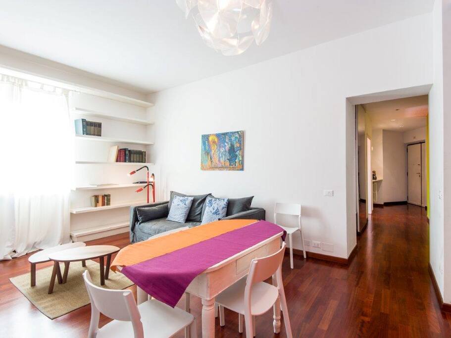 shiny living room faced on via del Boschetto e via dei Serpenti,