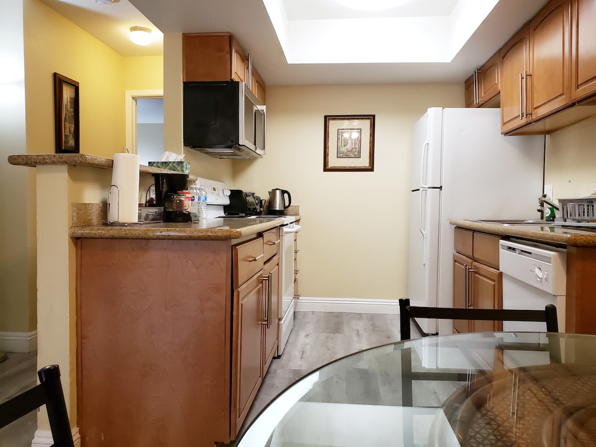 Elegant 2BR/2BA, near Strip, free Parking/Gym/Pool