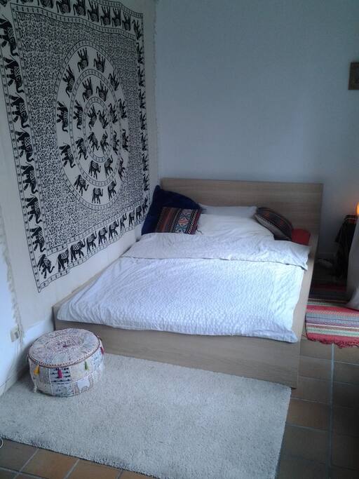 Hier das Bett (140x200)