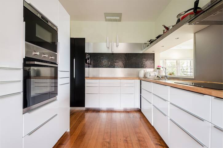 Large Light-Filled Home in Launceston + Wifi gallery image 3