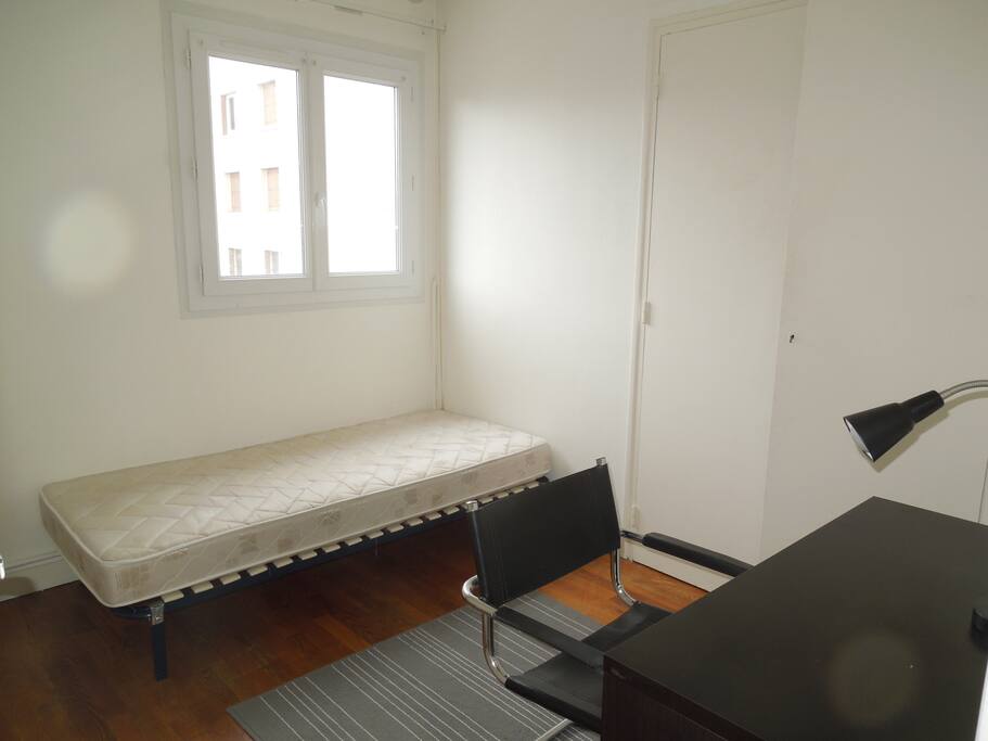 Chambre avec lit simple (oreiller, drap et couette fournis)