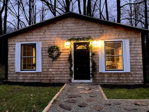 Knotty Pine Cottage:Romantic getaway or family fun