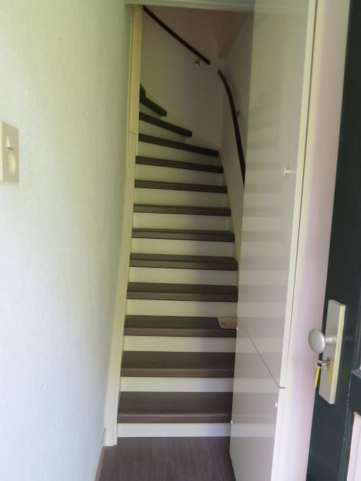 Eigen opgang naar de eerste en tweede etage