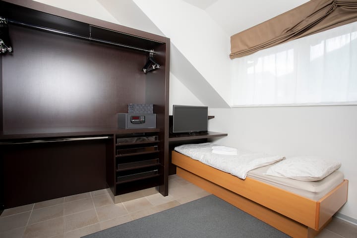 เตียงเดี่ยวมีขนาด 80 × 210