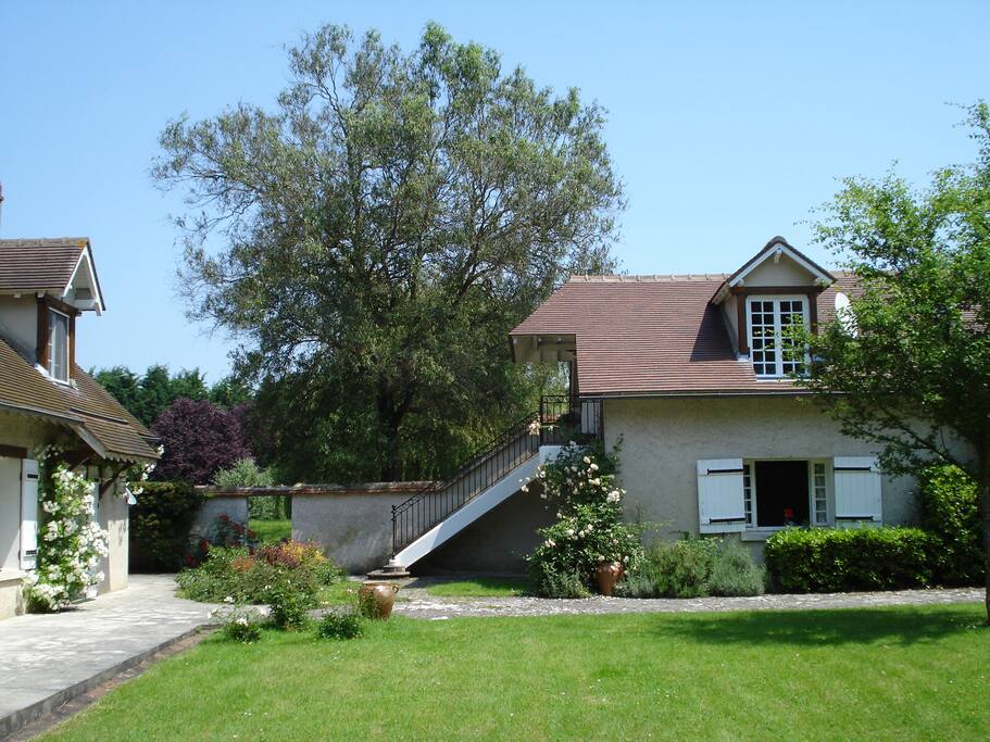 Lien entre la Maison d'amis et la maison principale vue du parc