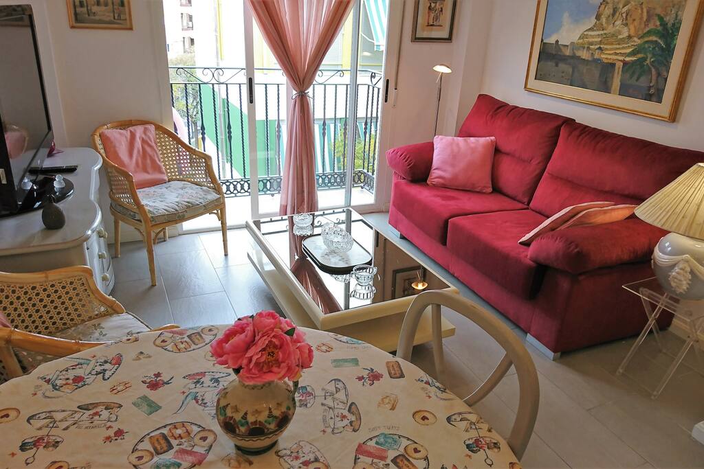 Salón Comedor con sofá rojo nuevo