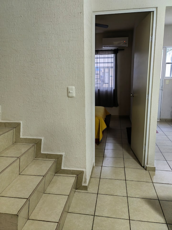 Ufikiaji wa chumba cha pili, kwenye ghorofa ya chini. 